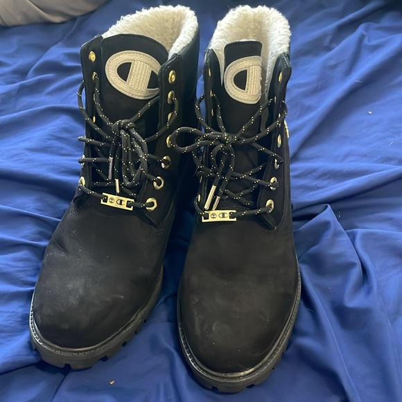 Timberland 6" Shearling Boot
Champion Black - Picture 2 of 7